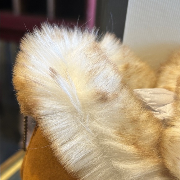 🎁🎄Final Price🎄🎁  J SLIDES Tan Sneakers with Fur Trim NIB - Picture 4 of 8